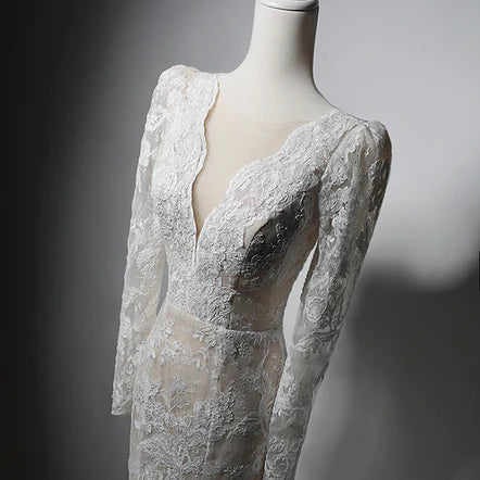 Vestido formal de sirena con mangas largas y encaje color marfil